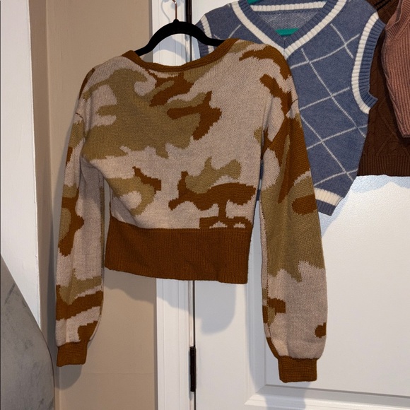 ✨ 4 Sweater Vest Bundle ✨ - Picture 4 of 10